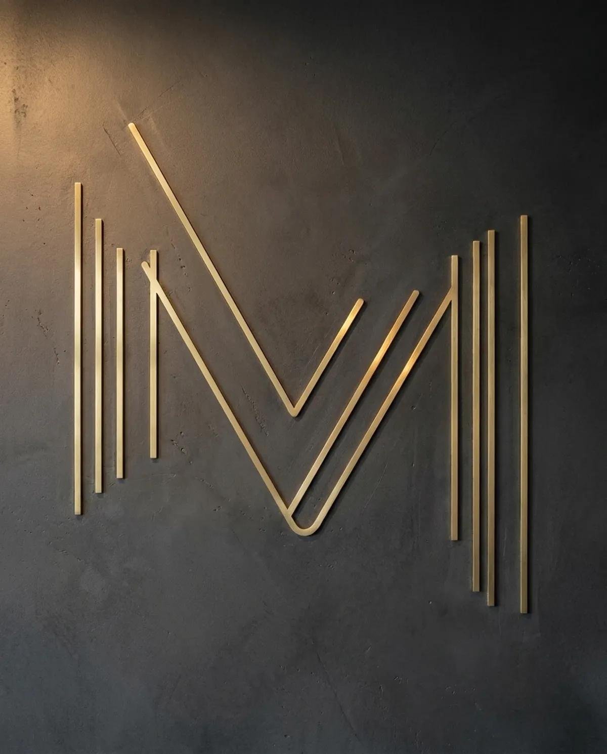 Монограмма Makarov Company: латунная инкрустация в стене